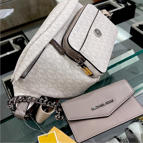 MICHAEL KORS
Maisie Large Logo 2-in-1 Sling Pack - Picture 1 of 15